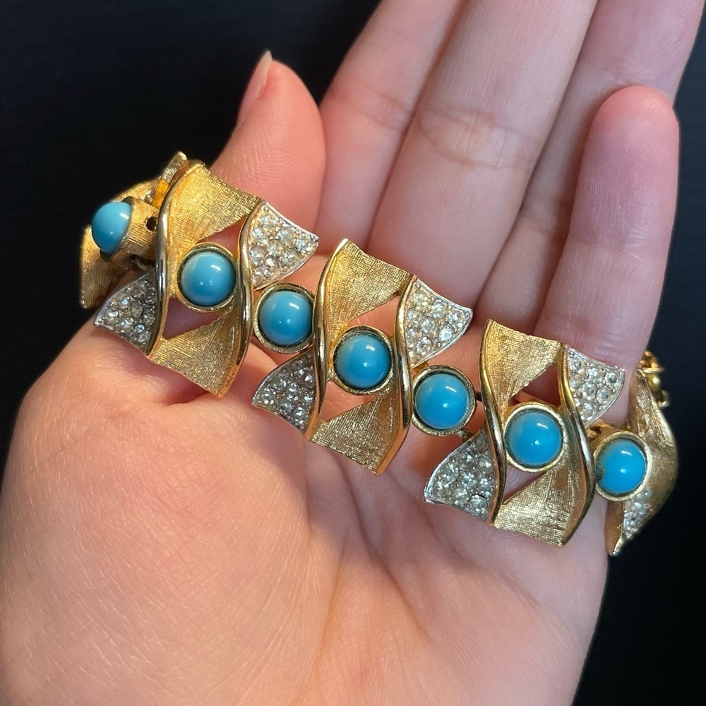 ULTRA RARE 1969 Sarah Coventry BAHAMA BLUE
Heavy gold tone Bracelet